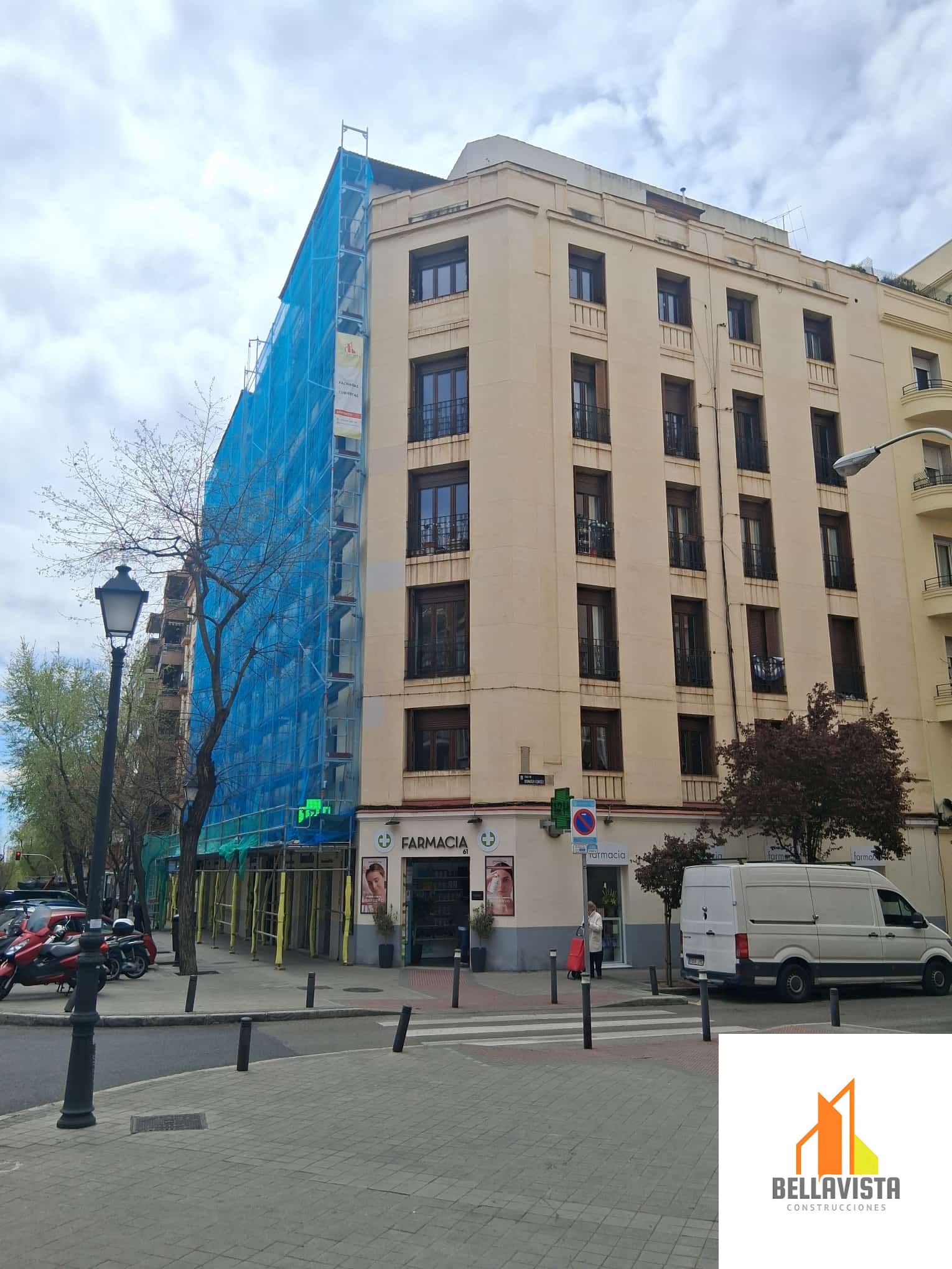Andamio instalado en fachada de edificio en calle Galileo, Madrid